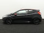 Ford Fiesta 1.0 EcoBoost Black Edition Airco, Bluetooth, Boordcomputer, Hill hold fucntie, Parkeersensoren achter, Cruise Control, Spraakbediening, Start/stop systeem, Elektronisch Stabiliteits Programma, Elektronische remkrachtve opvallend sportieve hatchback met een zwarte, stoere uitstraling en rode accenten die meteen in het oog springen. Onder de motorkap ligt de bekroonde 1.0 EcoBoost motor, die verrassend kracht