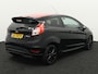 Ford Fiesta 1.0 EcoBoost Black Edition Airco, Bluetooth, Boordcomputer, Hill hold fucntie, Parkeersensoren achter, Cruise Control, Spraakbediening, Start/stop systeem, Elektronisch Stabiliteits Programma, Elektronische remkrachtve opvallend sportieve hatchback met een zwarte, stoere uitstraling en rode accenten die meteen in het oog springen. Onder de motorkap ligt de bekroonde 1.0 EcoBoost motor, die verrassend kracht