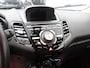 Ford Fiesta 1.0 EcoBoost Black Edition Airco, Bluetooth, Boordcomputer, Hill hold fucntie, Parkeersensoren achter, Cruise Control, Spraakbediening, Start/stop systeem, Elektronisch Stabiliteits Programma, Elektronische remkrachtve opvallend sportieve hatchback met een zwarte, stoere uitstraling en rode accenten die meteen in het oog springen. Onder de motorkap ligt de bekroonde 1.0 EcoBoost motor, die verrassend kracht