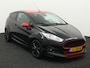 Ford Fiesta 1.0 EcoBoost Black Edition Airco, Bluetooth, Boordcomputer, Hill hold fucntie, Parkeersensoren achter, Cruise Control, Spraakbediening, Start/stop systeem, Elektronisch Stabiliteits Programma, Elektronische remkrachtve opvallend sportieve hatchback met een zwarte, stoere uitstraling en rode accenten die meteen in het oog springen. Onder de motorkap ligt de bekroonde 1.0 EcoBoost motor, die verrassend kracht