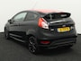 Ford Fiesta 1.0 EcoBoost Black Edition Airco, Bluetooth, Boordcomputer, Hill hold fucntie, Parkeersensoren achter, Cruise Control, Spraakbediening, Start/stop systeem, Elektronisch Stabiliteits Programma, Elektronische remkrachtve opvallend sportieve hatchback met een zwarte, stoere uitstraling en rode accenten die meteen in het oog springen. Onder de motorkap ligt de bekroonde 1.0 EcoBoost motor, die verrassend kracht