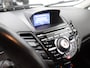 Ford Fiesta 1.0 EcoBoost Black Edition Airco, Bluetooth, Boordcomputer, Hill hold fucntie, Parkeersensoren achter, Cruise Control, Spraakbediening, Start/stop systeem, Elektronisch Stabiliteits Programma, Elektronische remkrachtve opvallend sportieve hatchback met een zwarte, stoere uitstraling en rode accenten die meteen in het oog springen. Onder de motorkap ligt de bekroonde 1.0 EcoBoost motor, die verrassend kracht