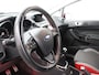 Ford Fiesta 1.0 EcoBoost Black Edition Airco, Bluetooth, Boordcomputer, Hill hold fucntie, Parkeersensoren achter, Cruise Control, Spraakbediening, Start/stop systeem, Elektronisch Stabiliteits Programma, Elektronische remkrachtve opvallend sportieve hatchback met een zwarte, stoere uitstraling en rode accenten die meteen in het oog springen. Onder de motorkap ligt de bekroonde 1.0 EcoBoost motor, die verrassend kracht