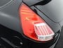 Ford Fiesta 1.0 EcoBoost Black Edition Airco, Bluetooth, Boordcomputer, Hill hold fucntie, Parkeersensoren achter, Cruise Control, Spraakbediening, Start/stop systeem, Elektronisch Stabiliteits Programma, Elektronische remkrachtve opvallend sportieve hatchback met een zwarte, stoere uitstraling en rode accenten die meteen in het oog springen. Onder de motorkap ligt de bekroonde 1.0 EcoBoost motor, die verrassend kracht