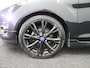 Ford Fiesta 1.0 EcoBoost Black Edition Airco, Bluetooth, Boordcomputer, Hill hold fucntie, Parkeersensoren achter, Cruise Control, Spraakbediening, Start/stop systeem, Elektronisch Stabiliteits Programma, Elektronische remkrachtve opvallend sportieve hatchback met een zwarte, stoere uitstraling en rode accenten die meteen in het oog springen. Onder de motorkap ligt de bekroonde 1.0 EcoBoost motor, die verrassend kracht