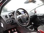 Ford Fiesta 1.0 EcoBoost Black Edition Airco, Bluetooth, Boordcomputer, Hill hold fucntie, Parkeersensoren achter, Cruise Control, Spraakbediening, Start/stop systeem, Elektronisch Stabiliteits Programma, Elektronische remkrachtve opvallend sportieve hatchback met een zwarte, stoere uitstraling en rode accenten die meteen in het oog springen. Onder de motorkap ligt de bekroonde 1.0 EcoBoost motor, die verrassend kracht