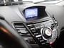 Ford Fiesta 1.0 EcoBoost Black Edition Airco, Bluetooth, Boordcomputer, Hill hold fucntie, Parkeersensoren achter, Cruise Control, Spraakbediening, Start/stop systeem, Elektronisch Stabiliteits Programma, Elektronische remkrachtve opvallend sportieve hatchback met een zwarte, stoere uitstraling en rode accenten die meteen in het oog springen. Onder de motorkap ligt de bekroonde 1.0 EcoBoost motor, die verrassend kracht