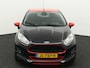 Ford Fiesta 1.0 EcoBoost Black Edition Airco, Bluetooth, Boordcomputer, Hill hold fucntie, Parkeersensoren achter, Cruise Control, Spraakbediening, Start/stop systeem, Elektronisch Stabiliteits Programma, Elektronische remkrachtve opvallend sportieve hatchback met een zwarte, stoere uitstraling en rode accenten die meteen in het oog springen. Onder de motorkap ligt de bekroonde 1.0 EcoBoost motor, die verrassend kracht