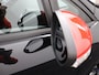 Ford Fiesta 1.0 EcoBoost Black Edition Airco, Bluetooth, Boordcomputer, Hill hold fucntie, Parkeersensoren achter, Cruise Control, Spraakbediening, Start/stop systeem, Elektronisch Stabiliteits Programma, Elektronische remkrachtve opvallend sportieve hatchback met een zwarte, stoere uitstraling en rode accenten die meteen in het oog springen. Onder de motorkap ligt de bekroonde 1.0 EcoBoost motor, die verrassend kracht