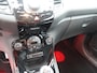 Ford Fiesta 1.0 EcoBoost Black Edition Airco, Bluetooth, Boordcomputer, Hill hold fucntie, Parkeersensoren achter, Cruise Control, Spraakbediening, Start/stop systeem, Elektronisch Stabiliteits Programma, Elektronische remkrachtve opvallend sportieve hatchback met een zwarte, stoere uitstraling en rode accenten die meteen in het oog springen. Onder de motorkap ligt de bekroonde 1.0 EcoBoost motor, die verrassend kracht