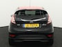 Ford Fiesta 1.0 EcoBoost Black Edition Airco, Bluetooth, Boordcomputer, Hill hold fucntie, Parkeersensoren achter, Cruise Control, Spraakbediening, Start/stop systeem, Elektronisch Stabiliteits Programma, Elektronische remkrachtve opvallend sportieve hatchback met een zwarte, stoere uitstraling en rode accenten die meteen in het oog springen. Onder de motorkap ligt de bekroonde 1.0 EcoBoost motor, die verrassend kracht
