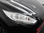Ford Fiesta 1.0 EcoBoost Black Edition Airco, Bluetooth, Boordcomputer, Hill hold fucntie, Parkeersensoren achter, Cruise Control, Spraakbediening, Start/stop systeem, Elektronisch Stabiliteits Programma, Elektronische remkrachtve opvallend sportieve hatchback met een zwarte, stoere uitstraling en rode accenten die meteen in het oog springen. Onder de motorkap ligt de bekroonde 1.0 EcoBoost motor, die verrassend kracht