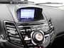 Ford Fiesta 1.0 EcoBoost Black Edition Airco, Bluetooth, Boordcomputer, Hill hold fucntie, Parkeersensoren achter, Cruise Control, Spraakbediening, Start/stop systeem, Elektronisch Stabiliteits Programma, Elektronische remkrachtve opvallend sportieve hatchback met een zwarte, stoere uitstraling en rode accenten die meteen in het oog springen. Onder de motorkap ligt de bekroonde 1.0 EcoBoost motor, die verrassend kracht