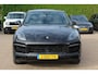 Porsche Cayenne Coupé 3.0 E-Hybrid / Trekhaak / Panoramadak / Camera / 22'' / CarPlay / Sportdesign+Chrono / Luchtvering / Bose / Dodehoek / Stoelverwarming / DAB / ACC