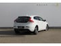 Volvo V40 T3 152PK Automaat Momentum Cruise control / Navigatie / Standkachel / Stoelverwarming / Climate control / Bluetooth telefoonkoppeling / Parkeersensoren voor en achter met parkeercamera achter