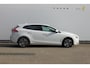 Volvo V40 T3 152PK Automaat Momentum Cruise control / Navigatie / Standkachel / Stoelverwarming / Climate control / Bluetooth telefoonkoppeling / Parkeersensoren voor en achter met parkeercamera achter