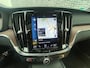 Volvo V60 Cross Country 2.0 B5 AWD Pro | Trekhaak | Elektrische Stoelverstelling | Adaptieve Cruise Control met Stuurhulp | Harman Kardon Audio | Stoelen en Stuurwiel verwarmd | Massagefunctie |