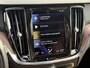 Volvo V60 Cross Country 2.0 B5 AWD Pro | Trekhaak | Elektrische Stoelverstelling | Adaptieve Cruise Control met Stuurhulp | Harman Kardon Audio | Stoelen en Stuurwiel verwarmd | Massagefunctie |