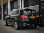 BMW X5 40D xDrive M-Sport | HUD | COMFORTZETELS | PANO | LED | CARBONSCHWARZ METTALIC | TREKHAAK | MEMORY