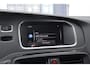 Volvo V40 T3 152PK Dynamic Edition / Cruise control / Panoramadak / Parkeeren met camera / Harman kardon audio / Standkachel / Stoelverwarming