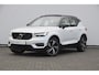 Volvo XC40 T5 262PK Automaat Recharge R-Design / BLIS / Stoel - en stuurwielverwarming / Leder met alcantara interieur / Parkeersensoren met 360 camera / Keyless entry / Elektrische stoelen met geheugen / Panoramadak / Harman kardon