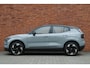 Volvo EX30 Single Motor Extended Range Plus 69 kWh | Verwarmde Voorstoelen en Stuurwiel | Warmtepomp | 19'' Lichtmetalen Velgen | Achteruitrijcamera | AppleCarplay / AndroidAuto | Keyless Entry/Start