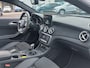 Mercedes-Benz A-klasse 180 122pk AMG Sport Edition | Origineel NL | Navi | Cruise | Led Koplampen | Panorama Schuifdak | Leder+Alcantara | Bluetooth Carkit+Streaming | Licht+Regensensor | Privacy Glass | 18''lm