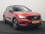 Volvo XC40 T4 Recharge R-Design Plug In Hybrid 211pk Dealer O.H PHEV | Trekhaak Af Fabriek | Panodak | Adaptive Cruise | Camera | Harman & Kardon | Alcantara Sportstoelen Vewarmd | Pilot Assist | Apple Carplay | Spotify | Stuurverwarming | Navigatie |