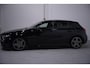 Mercedes-Benz A-klasse 180 Business Solution AMG NAP 1e eigen. led-verlichting v+a navi PDC v=a ambiente verlichting camera private-glas trekhaak wegklapbaar schakelflippers 18"LMV