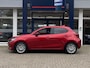 Mazda 2 1.5 Skyactiv-G Signature / NL-Auto / Adaptieve Cruise-Control met Stop & Go / Climate-Control / Head-Up-Display / Stoelverwarming / Stuurverwarming / Dodehoek-Detectie / Apple-Carplay & Android-Auto / Keyless / LED / DAB Radio-Bluetooth / Navi / 360°-Camera / 16'' LMV / All-Season / ENZ.
