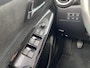 Mazda 2 1.5 Skyactiv-G Signature / NL-Auto / Adaptieve Cruise-Control met Stop & Go / Climate-Control / Head-Up-Display / Stoelverwarming / Stuurverwarming / Dodehoek-Detectie / Apple-Carplay & Android-Auto / Keyless / LED / DAB Radio-Bluetooth / Navi / 360°-Camera / 16'' LMV / All-Season / ENZ.