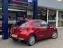 Mazda 2 1.5 Skyactiv-G Signature / NL-Auto / Adaptieve Cruise-Control met Stop & Go / Climate-Control / Head-Up-Display / Stoelverwarming / Stuurverwarming / Dodehoek-Detectie / Apple-Carplay & Android-Auto / Keyless / LED / DAB Radio-Bluetooth / Navi / 360°-Camera / 16'' LMV / All-Season / ENZ.