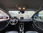 Mazda 2 1.5 Skyactiv-G Signature / NL-Auto / Adaptieve Cruise-Control met Stop & Go / Climate-Control / Head-Up-Display / Stoelverwarming / Stuurverwarming / Dodehoek-Detectie / Apple-Carplay & Android-Auto / Keyless / LED / DAB Radio-Bluetooth / Navi / 360°-Camera / 16'' LMV / All-Season / ENZ.