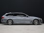 BMW 5-Serie Touring 530i High Executive M-Sport [TREKHAAK INKLAPBAAR, SCHUIFKANTELDAK, MEMORY SEATS, HARMAN/KARDON, APPLE CARPLAY, ADAPTIVE LED, 360 CAMERA, HEAD-UP, ADAPTIVE CRUISE, VOL LEDER, STOELVERWARMING, CLIMATE, NIEUWSTAAT]