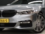 BMW 5-Serie Touring 530i High Executive M-Sport [TREKHAAK INKLAPBAAR, SCHUIFKANTELDAK, MEMORY SEATS, HARMAN/KARDON, APPLE CARPLAY, ADAPTIVE LED, 360 CAMERA, HEAD-UP, ADAPTIVE CRUISE, VOL LEDER, STOELVERWARMING, CLIMATE, NIEUWSTAAT]
