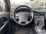 Volvo XC70 3.2 Summum / 6 Cilinder / AWD / Automaat / Vol-Leder / NL-Auto / Stoelen met Geheugen / Stoelverwarming / Cruise-Control / Climate-Control / Adaptieve LED-Koplampen / Houtafwerking-Interieur / Elektr.-Achterklep / Radio / Armsteun-V+A / PDC V+A / 18'' LMV / All-Season / ENZ.