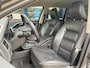 Volvo XC70 3.2 Summum / 6 Cilinder / AWD / Automaat / Vol-Leder / NL-Auto / Stoelen met Geheugen / Stoelverwarming / Cruise-Control / Climate-Control / Adaptieve LED-Koplampen / Houtafwerking-Interieur / Elektr.-Achterklep / Radio / Armsteun-V+A / PDC V+A / 18'' LMV / All-Season / ENZ.