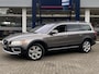 Volvo XC70 3.2 Summum / 6 Cilinder / AWD / Automaat / Vol-Leder / NL-Auto / Stoelen met Geheugen / Stoelverwarming / Cruise-Control / Climate-Control / Adaptieve LED-Koplampen / Houtafwerking-Interieur / Elektr.-Achterklep / Radio / Armsteun-V+A / PDC V+A / 18'' LMV / All-Season / ENZ.
