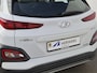 Hyundai Kona Electric EV Comfort 64 kWh Automaat / 3-Fase Laden / Navigatie / Apple Carplay Android Auto / Adaptief cruise control / Krell Audio systeem / Achteruitrijcamera / Stuur- en Stoelverwarming / Warmtepomp /