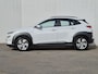 Hyundai Kona Electric EV Comfort 64 kWh Automaat / 3-Fase Laden / Navigatie / Apple Carplay Android Auto / Adaptief cruise control / Krell Audio systeem / Achteruitrijcamera / Stuur- en Stoelverwarming / Warmtepomp /