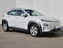 Hyundai Kona Electric EV Comfort 64 kWh Automaat / 3-Fase Laden / Navigatie / Apple Carplay Android Auto / Adaptief cruise control / Krell Audio systeem / Achteruitrijcamera / Stuur- en Stoelverwarming / Warmtepomp /