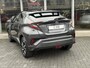 Toyota C-HR 1.8 Hybrid Bi-Tone Plus | Leer, Stoel + Stuurverwarming, Navigatie, Dodehoekherkenning, Parkeersensoren