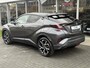 Toyota C-HR 1.8 Hybrid Bi-Tone Plus | Leer, Stoel + Stuurverwarming, Navigatie, Dodehoekherkenning, Parkeersensoren