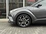 Toyota C-HR 1.8 Hybrid Bi-Tone Plus | Leer, Stoel + Stuurverwarming, Navigatie, Dodehoekherkenning, Parkeersensoren
