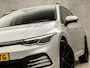Volkswagen Golf Variant 1.0 TSI Sportline Automaat (APPLE CARPLAY, GROOT NAVI, CLIMATE, STUUR/STOELVERWARMING, SFEERVERLICHTING, PARKEERSENSOREN, GETINT GLAS, SPORTSTOELEN, LM VELGEN, ADAPTIVE CRUISE, NIEUWSTAAT)
