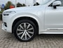 Volvo XC90 2.0 T8 392 pk Recharge AWD Inscription 7-P Panoramadak Trekhaak Luchtvering 360 Camera Harman Kardon Pilot Assist Stuur + Stoelverwarming + Koeling Nappa Leer Head Up 20 Inch + All Season Plug in Hybride NL Auto Vol Opties