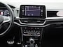 Volkswagen T-Roc 1.5 TSI R-Line 17 inch velgen | Automaat | Stoelverwarming | Trekhaak | Achteruitrijcamera | Adaptive cruise control | Apple carplay / Android auto |
