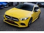 Mercedes-Benz A-klasse 180 Premium Plus | AMG Pakket | Panorama | Leder/alcantara | Elektrisch verstelbare voorstoelen | LED | CAM