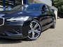 Volvo S60 2.0 T6 AWD Twin Engine R-Design / Automaat / NL-Auto / Dealer-Onderhouden / 1e-Eigenaar / Vol-Leder / Standkachel / Adaptieve Cruise-Control met Pilot Assist / Climate-Control / Stoelverwarming / Apple-Carplay & Android-Auto / Dodehoek-Detectie / LED / Keyless / Elektr.-Stoelen / DAB Radio-Bluetooth / Navi / PDC V+A met Camera-Achter / 19'' LMV / ENZ.