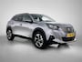 Peugeot e-2008 SUV EV Allure Pack 50 kWh 136pk | Navigatie | Achteruitrijcamera | 3D Cockpit | Stoelverwarming | Climate Control | Cruise Control | Parkeersensoren | Keyless start | Bluetooth | Apple CarPlay / Android Auto | DAB+ radio | Elektrisch inklapbare spiegels | Donker getint glas | 17" lichtmetalen velgen |